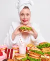 ilustrasi makan berlebihan/copyright freepik.com/wayhomestudio