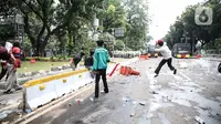 Pengunjuk rasa terlibat bentrok dengan aparat kepolisian di sekitar Patung Kuda, Jakarta Pusat, Selasa (13/10/2020). Unjuk rasa  menolak Omnibus Law Undang-Undang Cipta Kerja tersebut ricuh. (Liputan6.com/Faizal Fanani)