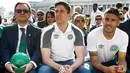 Presiden tim sepak bola Chapecoense Plinio Davide De Nes Filho (kiri) bersama pemainnya Jackson Follmann, dan Alan Ruschel saat menghadiri audiensi mingguan mingguan Paus Fransiskus di Vatikan (30/8). (AP Photo / Andrew Medichini)