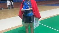 Gregoria Mariska Tunjung dengan trofi perdananya di ajang BWF World Tour. Gregoria meraih juara Spain Masters 2023. (PBSI)