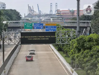 Kendaraan bermotor melintas di jalan Yos Sudarso menuju Pelabuhan Tanjung Priok, Jakarta, Jumat (18/3/2025). (Liputan6.com/Angga Yuniar)