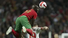 Penyerang Portugal Danilo Pereira menyundul bola di atas penyerang Makedonia Utara Milan Ristovski pada playoff Kualifikasi Piala Dunia 2022 di Estadio Do Dragao, Rabu (30/3/2022) dinihari WIB. Portugal lolos usai menang 2-0 atas Makedonia Utara di play-off. (AP Photo/Luis Vieira)