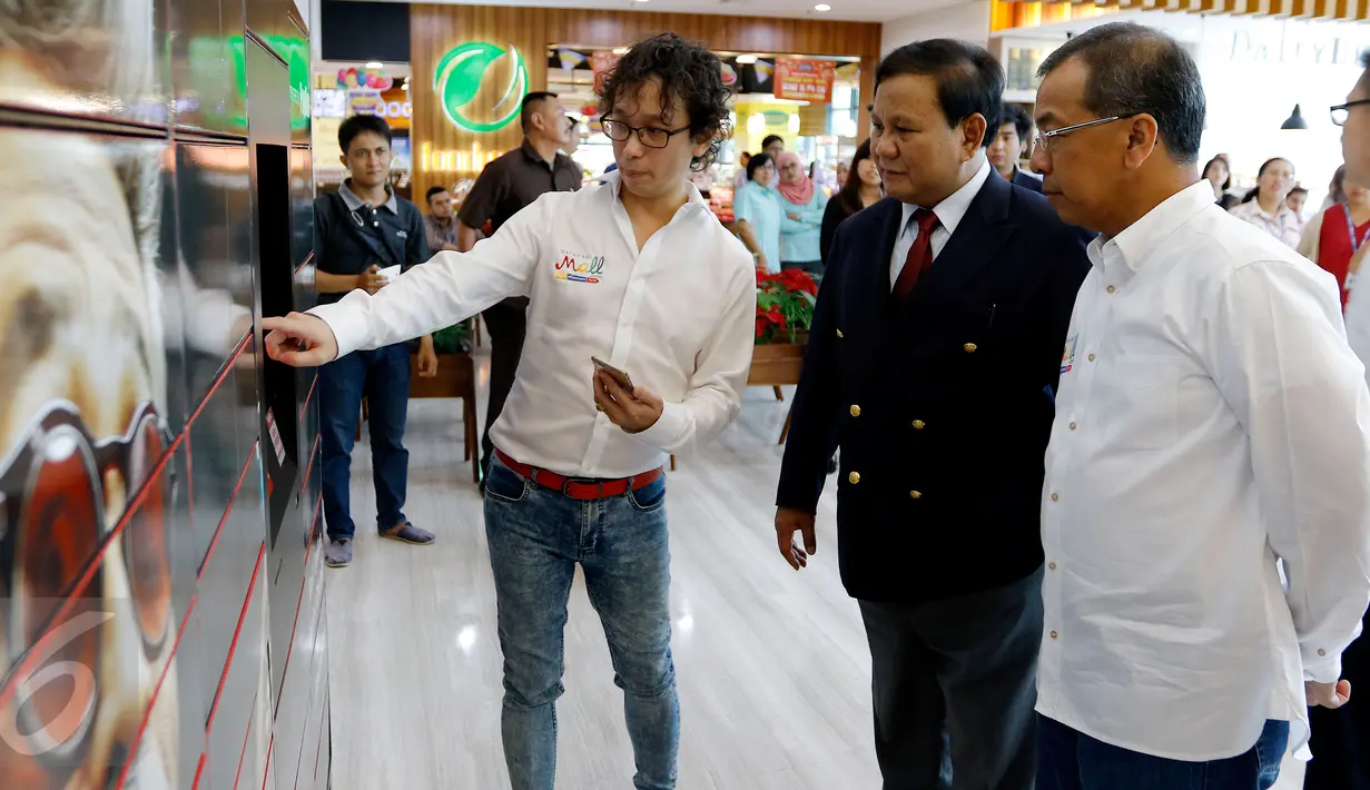 CEO MatahariMall.com Hadi Wenas (kiri) menunjukkan cara MatahariMall.com menerima order, Jakarta, Rabu (27/1/2016). Pemberian 12 kuda ke Nusantara Polo Club sebagai komitmen MarahariMall.com mendukung olahraga di Indonesia (Liputan6.com/Fery Pradolo)