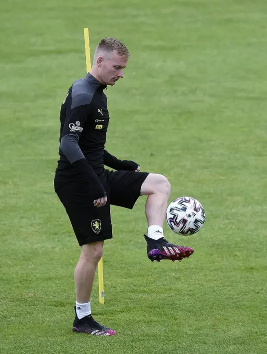 Pemain Republik Ceko Petr Sevcik mengontrol bola saat sesi latihan di base camp mereka di Praha, Republik Ceko, Kamis (1/7/2021). Republik Ceko akan melawan Denmark pada perempat final Euro 2020. (Michal Cizek/AFP)