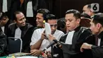 Terdakwa Richard Elieze berdiskusi dengan kuasa hukumnya disela sidang lanjutan pemeriksaan saksi kasus pembunuhan berencana Brigadir Yosua Hutabarat atau Brigadir J di Pengadilan Negeri Jakarta Selatan, Senin (7/11/2022). Richard Eliezer dan Ricky Rizal yang merupakan mantan ajudan Ferdy Sambo serta Kuat Ma'ruf, sopir keluarga Sambo duduk bersama di kursi terdakwa pada hari ini. (Liputan6.com/Johan Tallo)