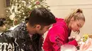 Zayn Malik dan Gigi Hadid bahkan merayakan malam Natal bersama dengan dua keluarga pada tahun 2017 lalu. (E! Online)