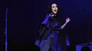 Aksi panggung Katy Perry saat tampil di hadapan pendukung calon presiden dari Partai Demokrat, Hillary Clinton dalam kegiatan kampanye di Philadelphia, Pennsylvania, AS (5/11). (Reuters/Lucas Jackson)