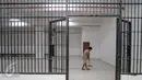 Pekerja mempersiapkan salah satu ruang tahanan di gedung Pengadilan Negeri Tipikor Jakarta Pusat yang akan menjadi tempat baru pelaksanaan sidang tindak pidana korupsi di Bungur, Jakarta, Jumat (13/11). (Liputan6.com/Faizal Fanani)
