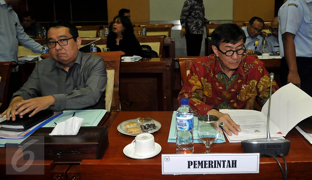MenkumHAM Yasonna Laoly saat mengikuti Rapat Kerja dengan Komisi I DPR di  Jakarta, Selasa (13/10). Rapat itu membahas RUU tentang pengesahan perjanjian bantuan timbal balik dalam masalah pidana antara Indonesia dan Vietnam. (Liputan6.com/Johan Tallo)
