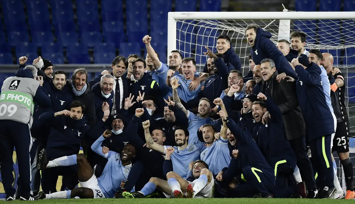 Para pemain Lazio dan staff berfoto bersama usai mengalahkan AS Roma 3-0 dalam laga lanjutan Liga Italia Serie A 2020/21 pekan ke-18 di Olympic Stadium, Roma, Jumat (15/1/2021). (AFP/Filippo Monteforte)