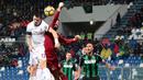 Duel pemain AC Milan, Alessio Romagnoli (kiri) dengan kiper Sassuolo pada lanjutan Serie A di Mapei Stadium, Reggio Emilia, Italia, (5/11/2017). Milan menang 2-0. (Elisabetta Baracchi/ANSA via AP)