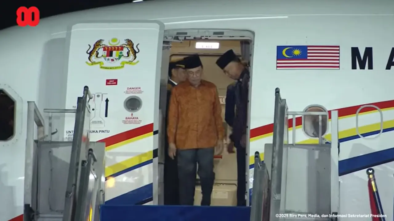 Perdana Menteri Malaysia Anwar Ibrahim tiba di Pangkalan Udara Halim Perdanakusuma, Jakarta, pada Senin malam (28/7/2025) (Dok. Youtube/Sekretariat Presiden).