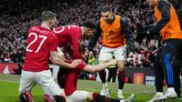 Pemain Manchester United, Marcel Sabitzer disambut rekan-rekannya setelah menjebol gawang Fulham pada laga perempat final Piala FA 2022/2023, Minggu (19/3/2023) malam WIB. (AP Photo/Jon Super)