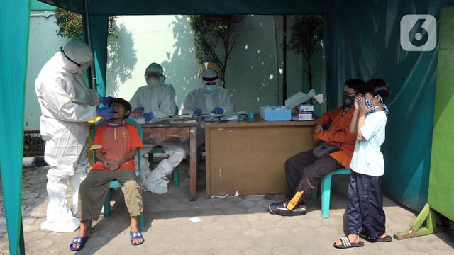 FOTO: Puskesmas Cinere Tes PCR Warga yang Pernah Berhubungan dengan Pasien COVID-19