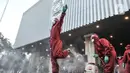 Petugas dari Sudin Gulkarmat Jakarta Pusat mensterilisasi rekan kerja usai melakukan penyemprotan di Balai Kota, Jakarta, Selasa (1/12/2020). (merdeka.com/Iqbal S. Nugroho)