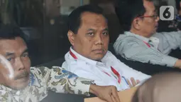 Direktur Operasional dan Pelayanan Publik Perum Bulog, Tri Wahyudi Saleh menunggu panggilan penyidik akan menjalani pemeriksaan di Gedung KPK, Jakarta, Selasa (17/12/2019). Tri Wahyudi  diperiksa sebagai saksi  terkait menerima suap pengelolahan Distribusi gula di PTPN III. (merdeka.com/Dwi Narwoko)