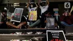 Pegiat Antikorupsi yang menamakan diri Rakyat Indonesia Peruwat KPK, melakukan aksi teatrikal "Ruwatan" di Lobby Gedung Anti-Corruption Learning Center (ACLC) KPK, Jakarta, Jumat (28/5/2021). Ruwatan ini sebagai simbol pengusiran energi jahat dari tubuh KPK. (Liputan6.comHelmi Fithriansyah)