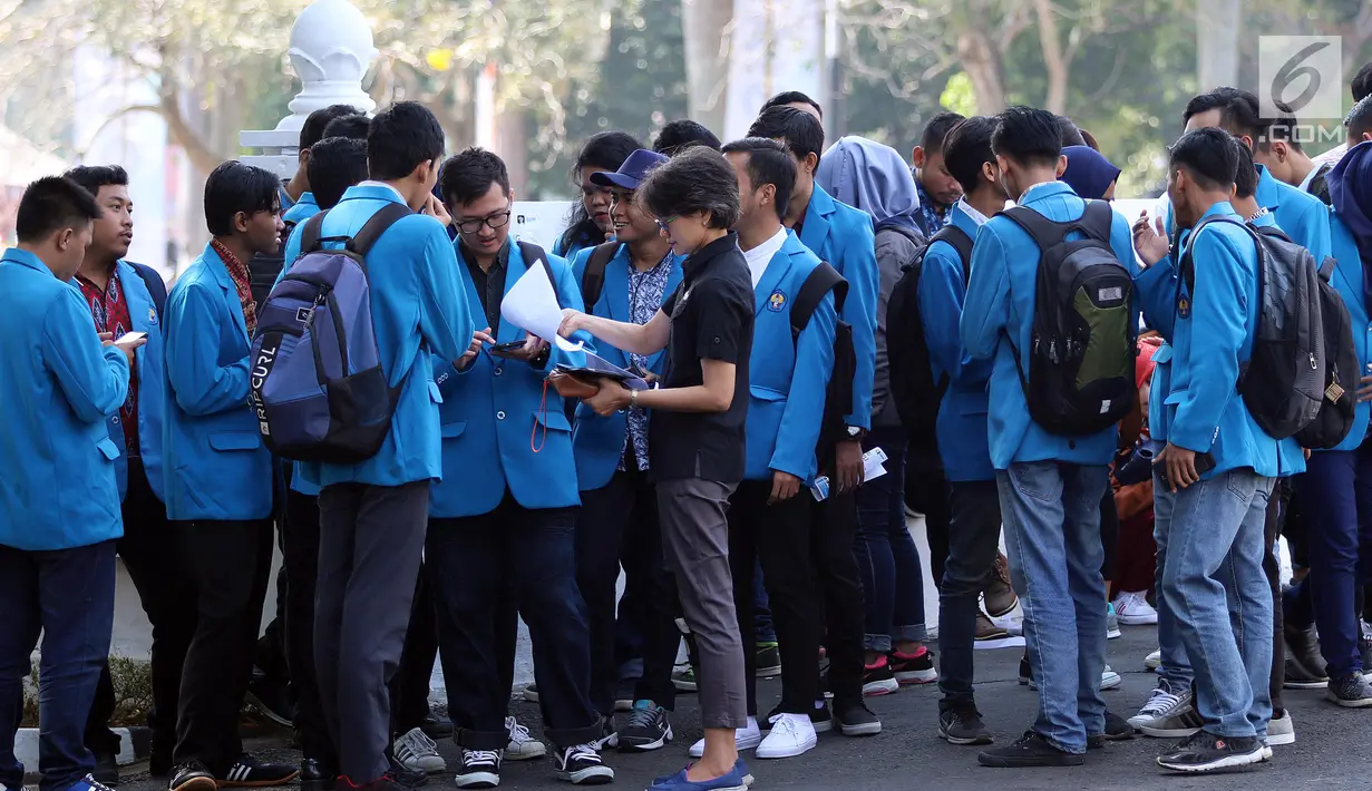 Peserta mendengarkan arahan saat mengikuti Kompetisi News Presenter dalam rangkaian Emtek Goes To Campus (EGTC) di Universitas Muhammadyah Malang, Selasa (25/9).(Liputan6.com/JohanTallo)