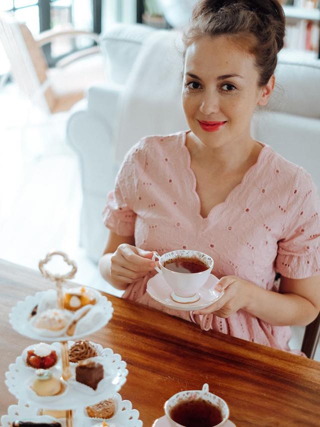 6 Momen Virtual Baby Shower Rianti Cartwright dengan Tema Tea Party