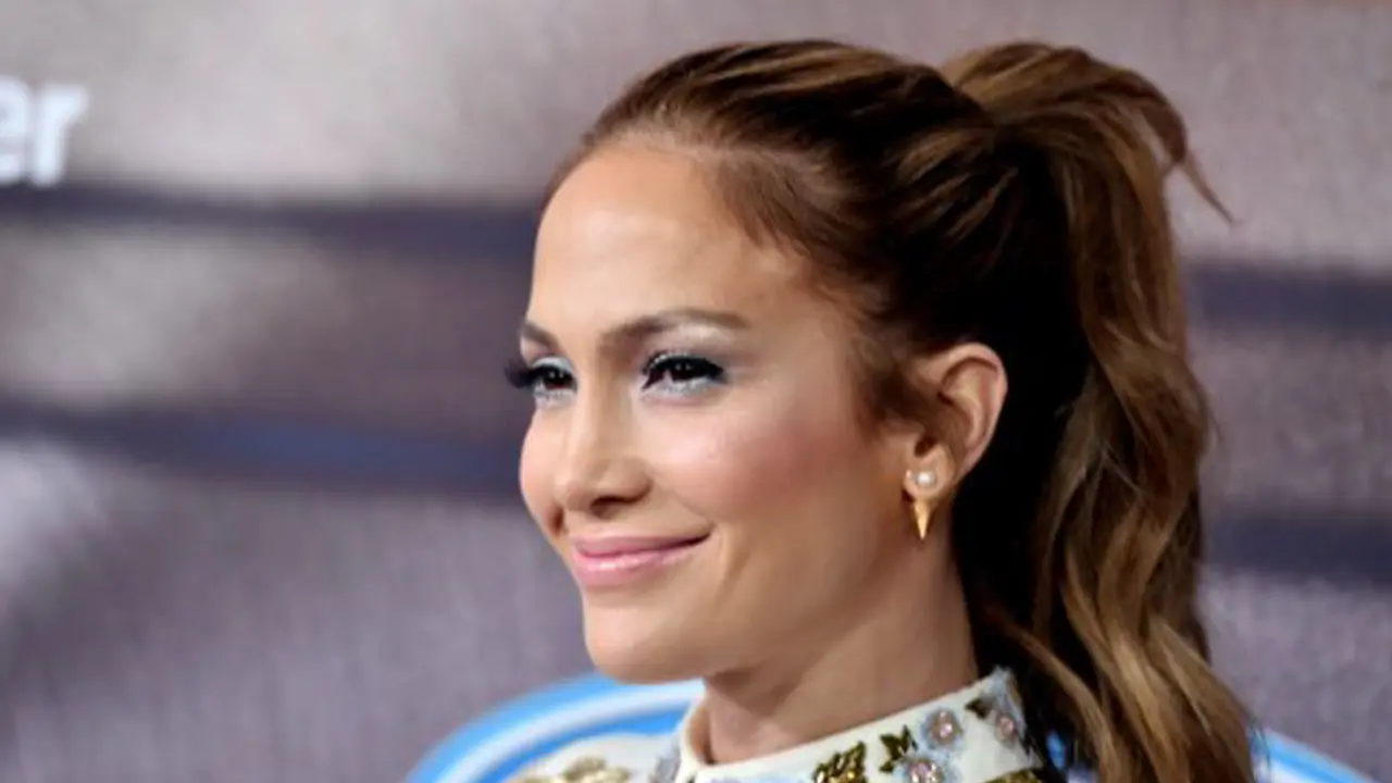 Jennifer Lopez senang bergaul dengan penyanyi yang lebih muda.