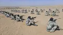 Para prajurit Taliban tengan dilatih dalam program pelatihan yang digelar selama tiga minggu di Lashkar Gah yang berada di Provinsi Helmand, barat daya, Afghanistan, Senin (25/10/202). Pasukan terbaru ini dilaporkan akan menyertakan tentara-tentara dari rezim sebelumnya. (AP Photo/Abdul Khaliq)