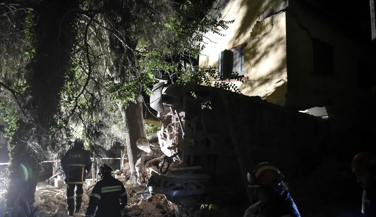 Kereta api itu, berisi 70 penumpang, sedang melaju dalam rute Athena-Thessaloniki, Yunani, Minggu (14/5). Kereta keluar rel dan menabrak sebuah rumah di desa Adendro, sekitar 40 kilometer dari barat Thessaloniki. (AP/Giannis Papanikos)