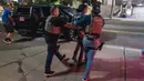 Tak lama setelah aturan diberlakukan, polisi melakukan penangkapan massal. Menurut keterangan aparat keamanan setempat, sejak jam malam berlaku mereka telah menangkap 197 orang. (RINGO CHIU/AFP)
