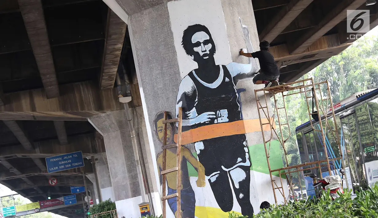 Peserta mengikuti kompetisi mural di tiang tol kawasan Rawamangun, Jakarta, Sabtu (4/5). Kompetisi tersebut digelar dalam rangka menyambut kegiatan Asian Games 2018 yang akan berlangsung di Jakarta dan Palembang. (Liputan6.com/Immanuel Antonius)