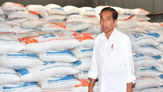 Presiden Joko Widodo (Jokowi) meninjau langsung Gudang Beras Bulog di Pematang Kandis,Kabupaten Merangin, Jambi.