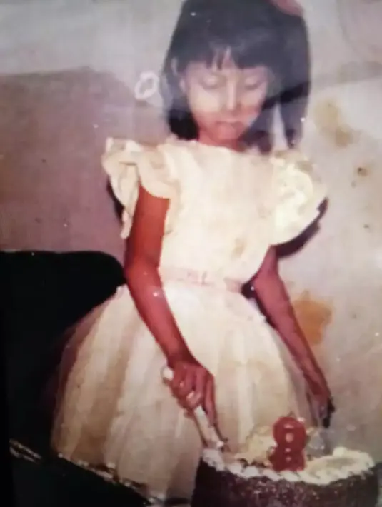 Della Puspita pemeran yang telah lebih dua dekade menekuni kariernya. Lahir dengan nama asli Nisisari Henny Puspita dan lebih dikenal nama Della Puspita. Melansir Wikipedia, Della merupakan anak dari Yakumi Sato dan Dewi "Ngatminah" Kartika dan lahir di Malang 6 Agustus 1979. [Instagram/@dellapuspita00]