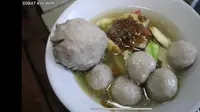 Potret wujud bakso yang dicampur dengan rujak. (Tangkapan Layar YouTube Sobat Kuliner)