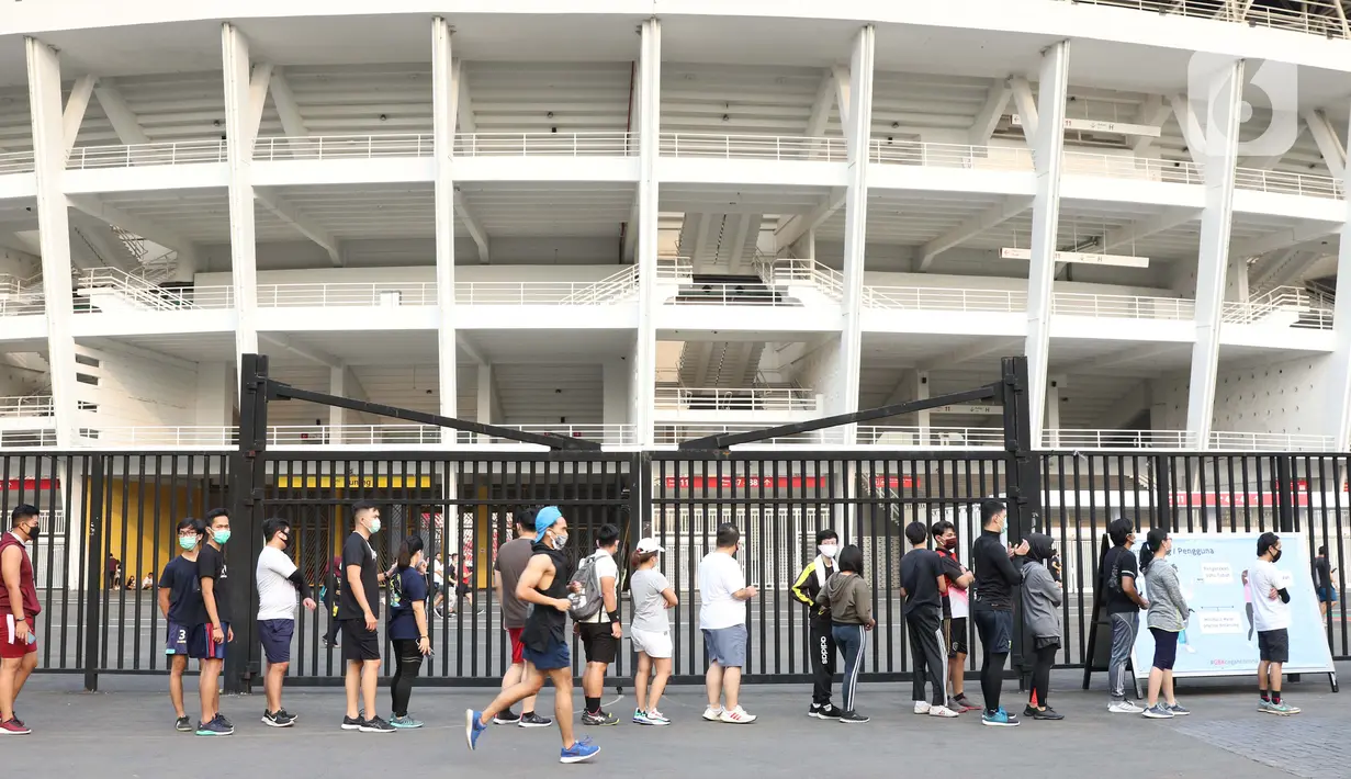 Warga antre untuk berolahraga di lingkar Stadion Utama Gelora Bung Karno, Jakarta, Sabtu (6/6/2020). SUGBK dibuka kembali untuk kegiatan olahraga masyarakat dengan menerapkan protokol kesehatan pasca keputusan Pemprov DKI Jakarta menerapkan PSBB transisi. (Liputan6.com/Helmi Fithriansyah)