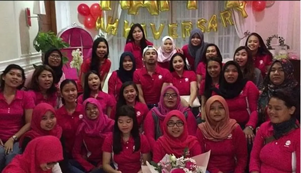 Raffi Ahmad resmi mempersunting Nagita Slavina pada 17 Oktober 2014 silam. Pernikahan digelar secara mewah di beberapa kota dan disiarkan secara langsung. Kini telah dikaruniai seorang putra, Rafatar. (Instagram/ raffinagita1717)