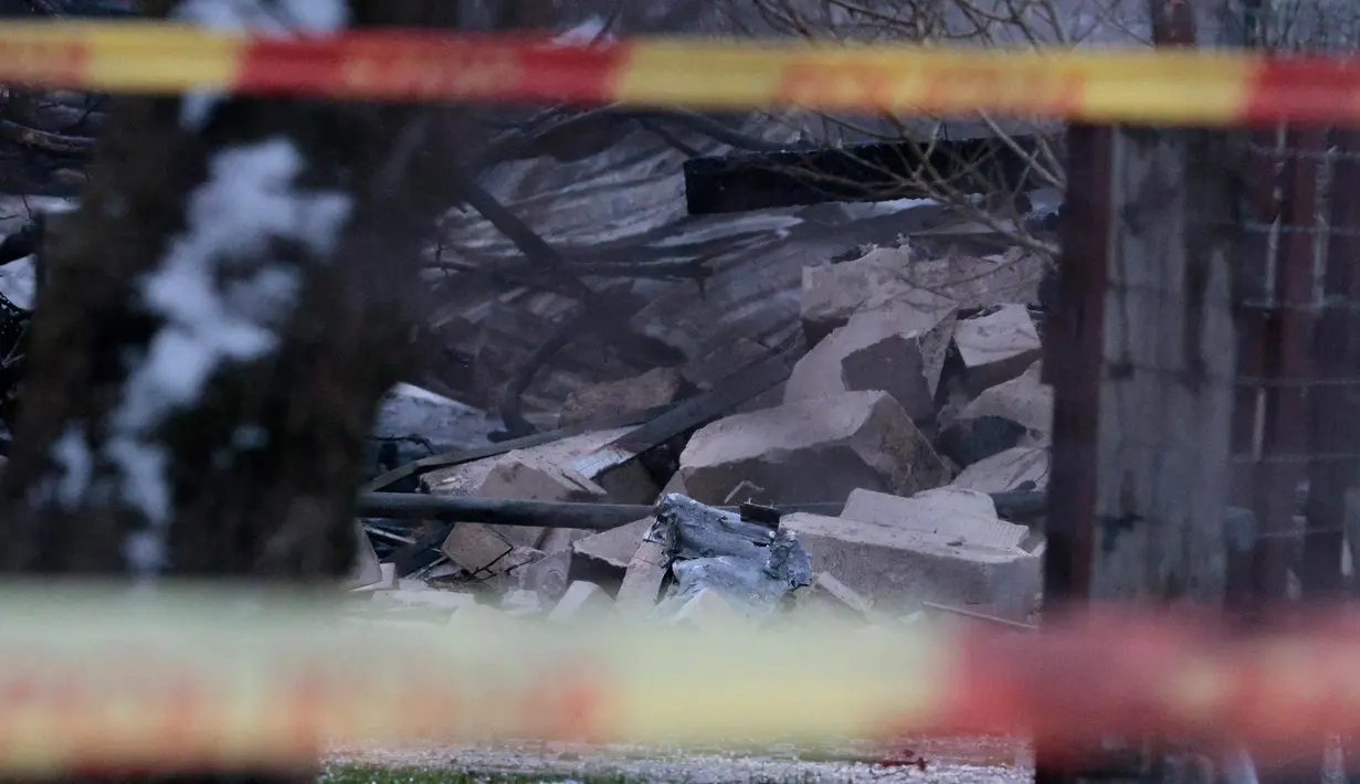 Dalam keterangannya kepada media, Kepolisian Lithuania mengatakan belasan warga telah dievakuasi dari area terdampak. (Petras Malukas/AFP)