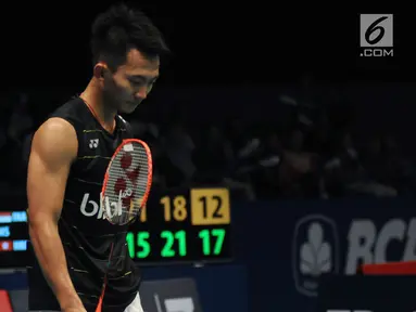 Pebulutangkis unggulan keempat, Ihsan Maulana Mustofa tertunduk saat laga melawan pemain Hongkong, Wei Nan di kualifikasi Indonesia Open 2017 di Jakarta Convention Centre, Senin (12/6). Ihsan kalah 21-15, 18-21. 13-21. (Liputan6.com/Helmi Fithriansyah)