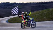 Valentino Rossi (kanan) dan Luca Marini melakukan selebrasi setelah memenangi balapan endurance bertajuk La 100 Km Dei Campioni edisi 2016 di Motor Ranch, Tavullia, Italia. (Bola.com/Instagram/luca_marini_97)