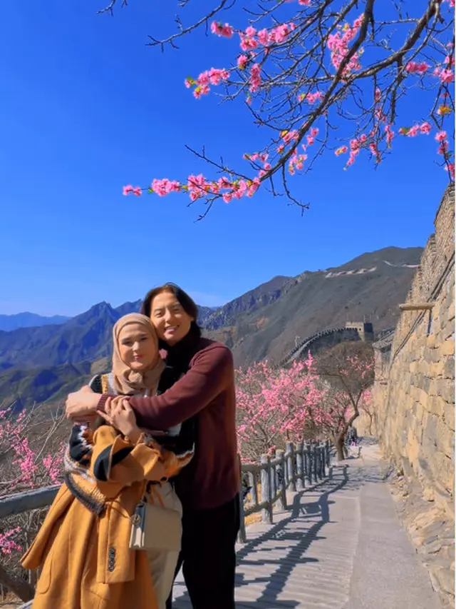 8 Gaya Seleb Tanah Air Berpose di Depan Pohon Sakura, Anya Geraldine, Ria Ricis, hingga Sabrina Chairunnisa