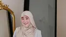 Tidak hanya tampil fashionable saat beraktivitas di luar rumah, Larissa juga menunjukkan perubahan bentuk tubuhnya usai melahirkan. Dalam sebuah potret lainnya, ia tampak mengenakan hijab beige dengan busana simpel berupa baju lengan panjang abu-abu dan rok navy. Hal yang paling mencuri perhatian adalah korset hitam yang dikenakannya, menandakan usahanya untuk kembali ke bentuk tubuh ideal.  (Liputan6.com/IG/@larissachou)