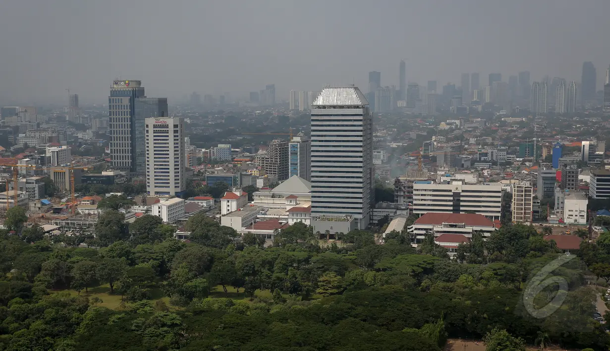 Suasana gedung pencakar langit di kawasan sekitar  Monas, Jakarta, Kamis (14/5/2015). Pemprov DKI Jakarta terus berupaya menambah ruang terbuka hijau (RTH) yang kini jumlahnya masih di bawah 10 persen. (Liputan6.com/Faizal Fanani)