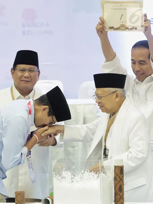 Dua pasang capres-cawapres Prabowo Subianto-Sandiaga Uno dan Joko Widodo-Ma'ruf Amin Usai pengundian nomor urut peserta Pemilu 2019 di Kantor KPU, Jakarta, Jumat (21/9).  (Liputan6.com/Faizal Fanani)