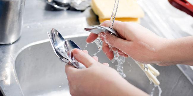 Mencuci peralatan makan dan dapur yang benar/copyright Shutterstock.com