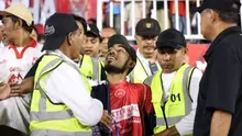 Wartawan, sekaligus CEO Halmaherapost.com, Firjal Usdek saat dipaksa keluar dari tribun Gelora Kie Raha Ternate oleh tim keamanan di pertandingan BRI Super League, Malut United vs PSM, Sabtu (7/3/2026). (Foto, halmaherapost)