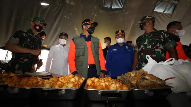 Kepala BNPB Mayjen TNI Suharyanto meninjau pos pengungsi banjir di Kalimantan Tengah, Minggu (21/11/2021).
