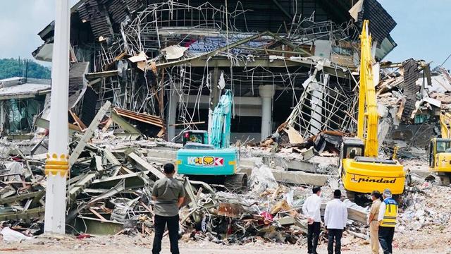Presiden Joko Widodo atau Jokowi, berkunjung ke Sulawesi Barat, guna melihat langsung wilayah terdampak gempa.