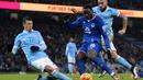 Pemain Everton, Romelu Lukaku (tengah) mencoba melakukan temmbakan saat dihadang pemain Manchester City pada lanjutan Liga Premier Inggris di Stadion Etihad, Manchester, Kamis (14/1/2016) dini hari WIB. (AFP Photo/Oli Scarff)