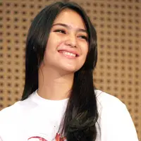 Kabar soal kisah asmara Citra Kirana dan Ali Syakieb kembali tersiar. Keduanya disebut-sebut balikan dan kembali berpacaran setelah putus dalam waktu yang cukup lama. Bahkan, cincin emas sudah melingkar di jari Citra. (Nurwahyunan/Bintang.com)