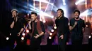 One Direction membawakan single terbarunya berjudul "Perfect" saat mengisi acara American Music Awards 2015 di Los Angeles, California, (22/11/2015).  Mereka memenangkan Grup atau band terfavorit dan Artist of the Year.  (REUTERS/Mario Anzuoni)