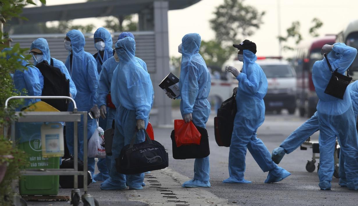 Pasien COVID-19 asal Vietnam tiba di rumah sakit nasional penyakit tropis di Hanoi, Vietnam, Rabu (29/7/2020). Sebanyak 129 pekerja asal Vietnam dipulangkan dari Equatorial Guinea untuk mendapat perawatan COVID-19.  (Bui Cuong Quyet/VNA via AP)