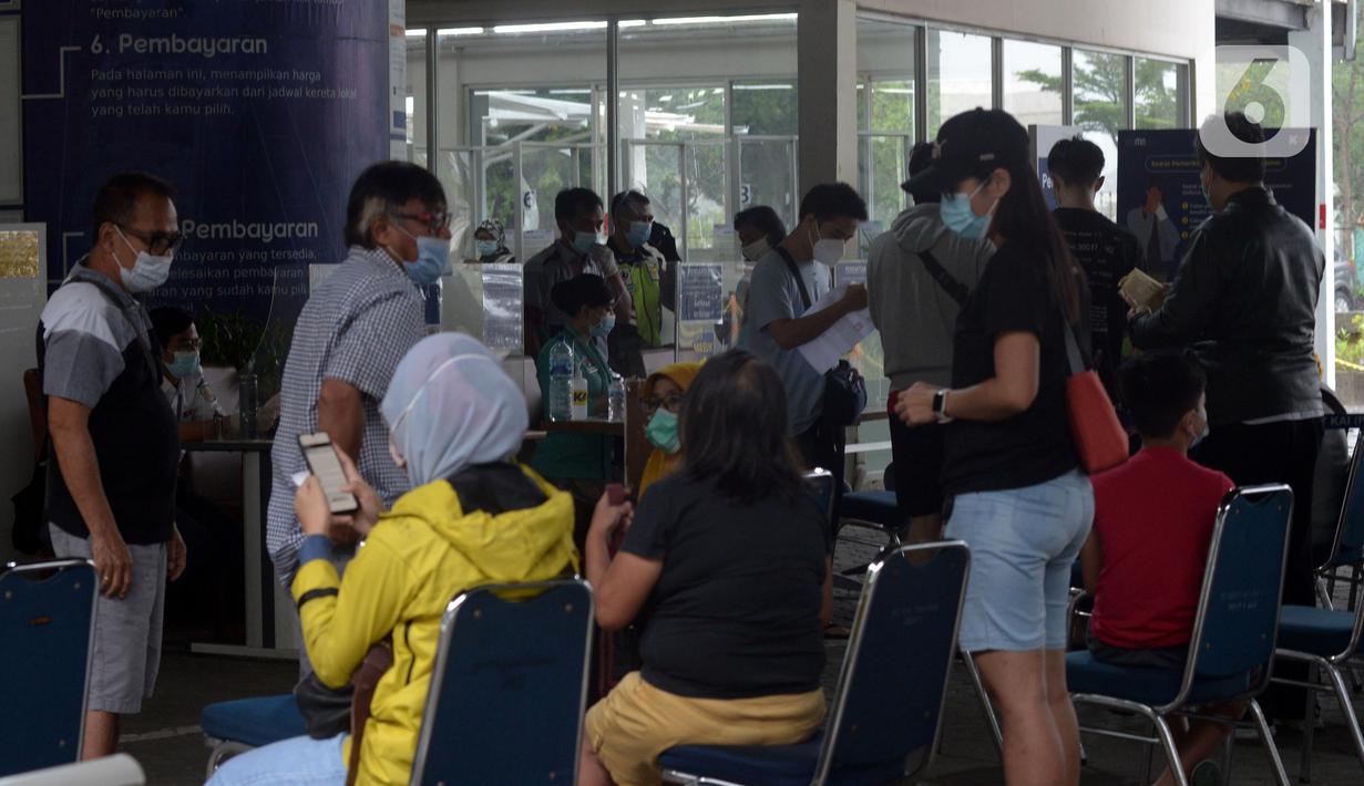 Calon penumpang menunggu untuk tes COVID-19 dengan GeNose C19 di Stasiun Pasar Senen, Jakarta, Selasa (23/2/2021).  PT KAI memberikan pelayanan tes COVID-19 dengan GeNose C19 bagi calon penumpang kereta jarak jauh untuk memutus rantai penyebaran virus corona. (merdeka.com/Imam Buhori)