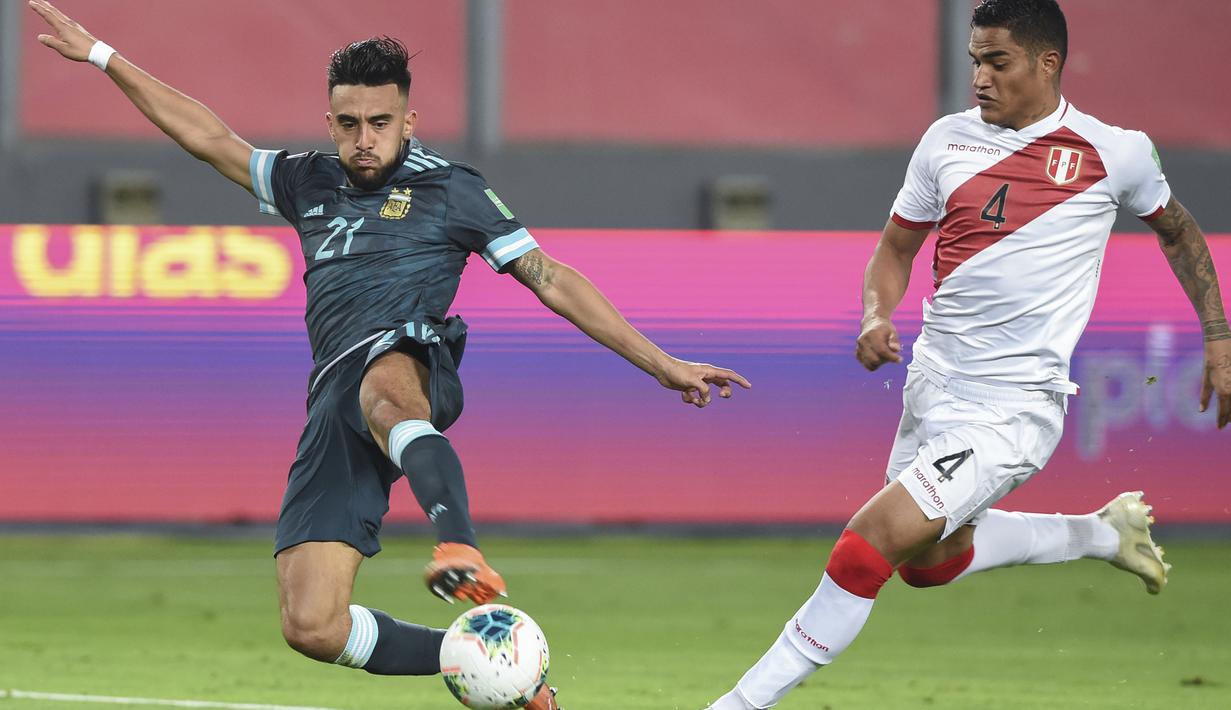 Penyerang Argetina, Nicolas Gonzalez, berebut bola dengan bek Peru, Anderson Santamaria, pada laga kualifikasi Piala Dunia 2022 zona CONMEBOl di Estadio Nacional de Lima, Rabu (18/11/2020) pagi WIB. Argentina menang 2-0 atas Peru. (AFP/Ernesto Benavides/pool)